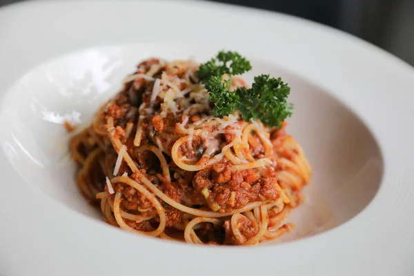 Espaguetis Boloñesa con carne picada y salsa de tomate adornada —  Fotos de Stock