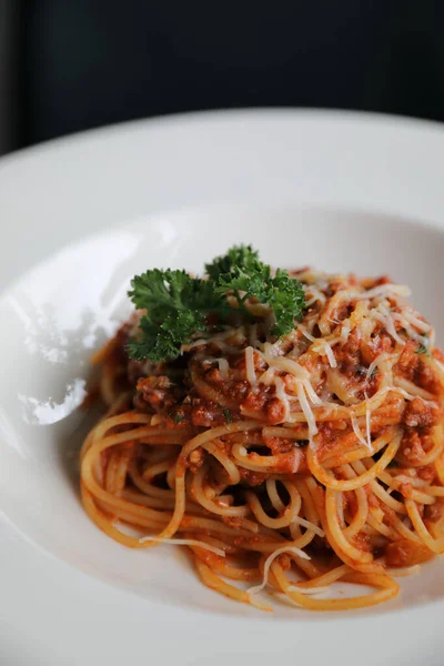 Espaguete Bolonhesa com carne picada e molho de tomate guarnecido — Fotografia de Stock