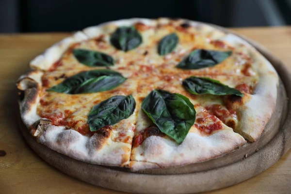 Pizza margherita, pizza italiana com tomate, manjericão e Mozza — Fotografia de Stock