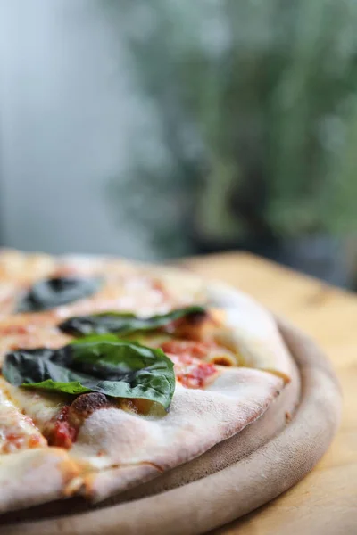 Pizza margherita, Italiaanse pizza met tomaten, basilicum en Mozza — Stockfoto