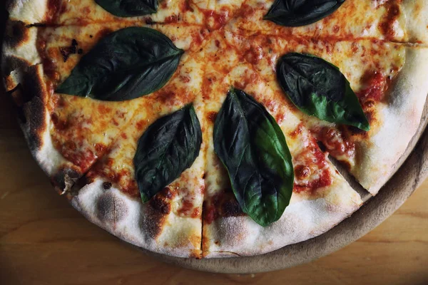 Pizza margherita, pizza italiana com tomate, manjericão e Mozza — Fotografia de Stock