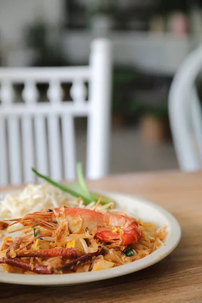 Pad thai , Stir fry noodles and shrimp in thai style thai tradit — Stock Photo, Image