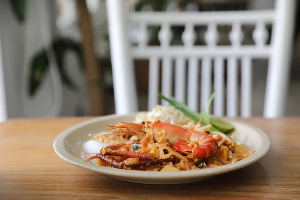 Pad Thai, Rühren Sie Nudeln und Garnelen im thailändischen Stil thai tradit — Stockfoto