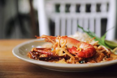 Tayland yemeği, Tayland usulü Tayland usulü kızarmış erişte ve karides.