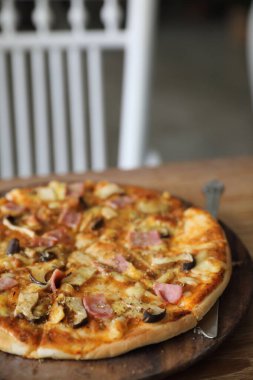 Tahta arka planda pizza ve mantar. 