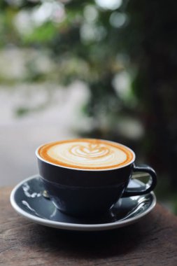 cappuccino veya Latte sanat kahve süt ahşap masa üzerinde yapılan 