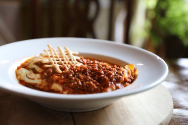 Ev yapımı sığır eti lazanya yemek restoranı, İtalyan gıda üzerinde