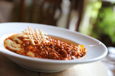 Ev yapımı sığır eti lazanya yemek restoranı, İtalyan gıda üzerinde