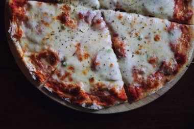 Biberli pizza ahşap arka planda, İtalyan yemekleri geleneksel.