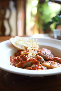 Domates soslu ev yapımı ıspanaklı Ravioli makarnası.