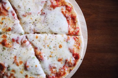 Biberli pizza ahşap arka planda, İtalyan yemekleri geleneksel.