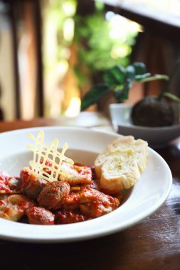 Domates soslu ev yapımı ıspanaklı Ravioli makarnası.