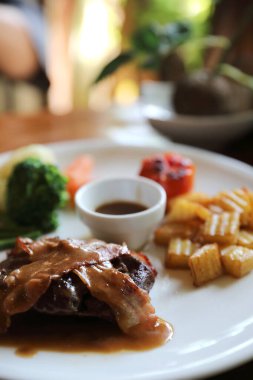 Domuz pastırmalı fileto fileto biftek ve havuçlu patates.