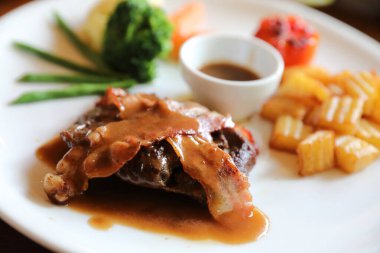 Domuz pastırmalı fileto fileto biftek ve havuçlu patates.