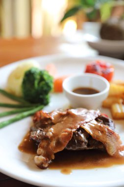 Domuz pastırmalı fileto fileto biftek ve havuçlu patates.