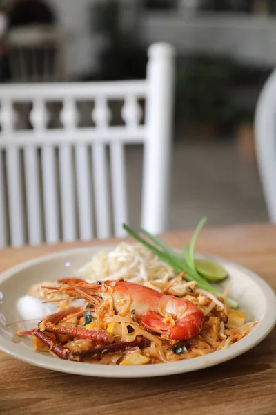 Pad tailandese, friggere tagliatelle e gamberetti in stile tailandese tradit tailandese — Foto Stock