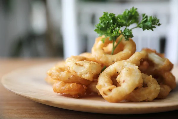 Caramari, Aperitivo Anillo de calamar frito crujiente con salsa tártara o — Foto de Stock