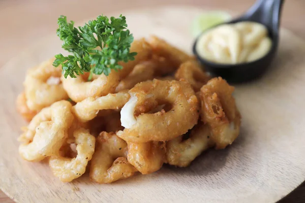 Caramari, Aperitivo Anillo de calamar frito crujiente con salsa tártara o — Foto de Stock