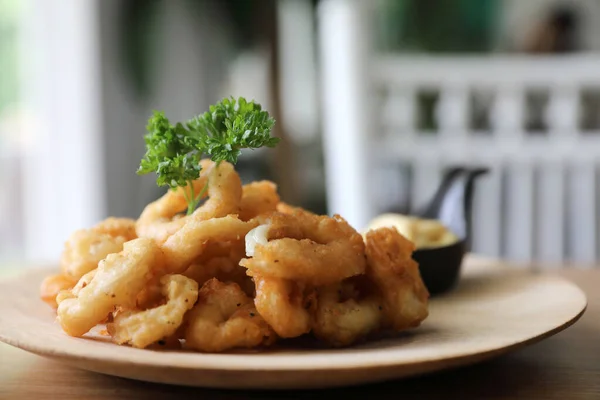 Caramari, Aperitivo Anillo de calamar frito crujiente con salsa tártara o — Foto de Stock