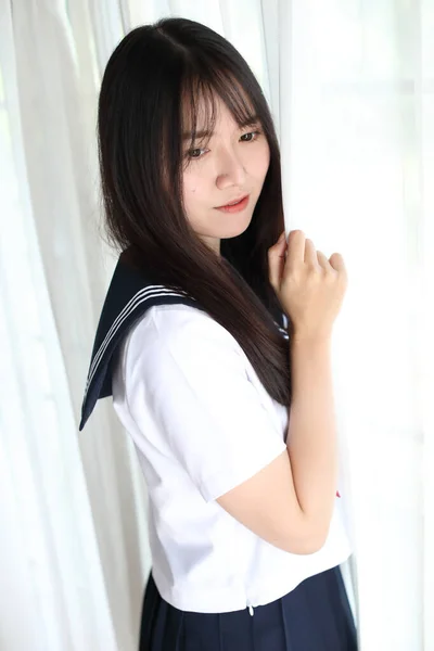 Retrato japonês escola menina no branco tom cama quarto — Fotografia de Stock