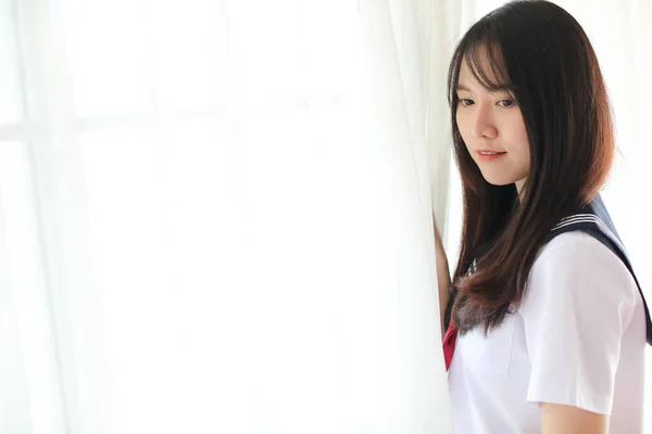 Πορτρέτο ιαπωνικό κορίτσι σχολείο σε λευκό τόνο κρεβάτι δωμάτιο — Φωτογραφία Αρχείου