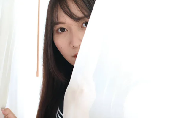 Portrait japonais écolière en ton blanc chambre à coucher — Photo