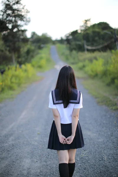 Retrato de asiático japonés escuela chica traje buscando en parque o — Foto de Stock