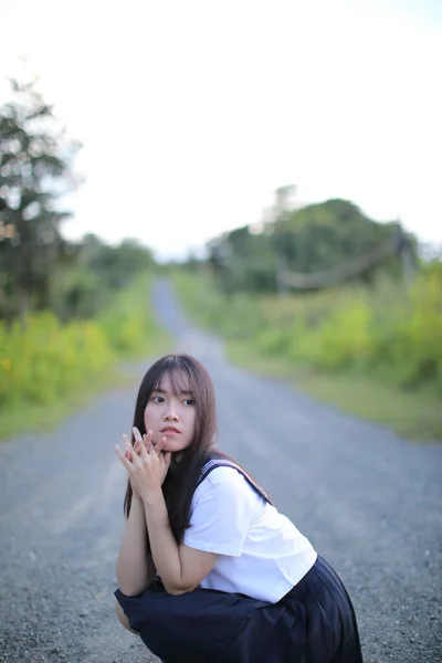 Portret azjatyckiej japońskiej szkoły dziewczyna kostium patrząc na park o — Zdjęcie stockowe