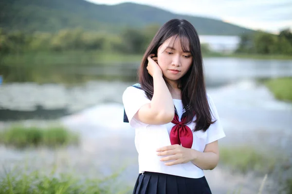 Πορτρέτο του ασιατικού ιαπωνικό σχολείο κορίτσι κοστούμι κοιτάζοντας πάρκο o — Φωτογραφία Αρχείου