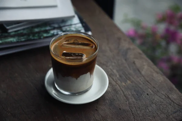 Крижана лате кава на дереві в кав'ярні — стокове фото