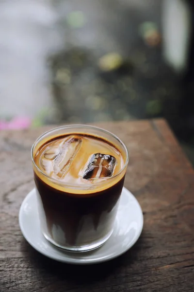 Ledová káva latte na dřevě v kavárně — Stock fotografie