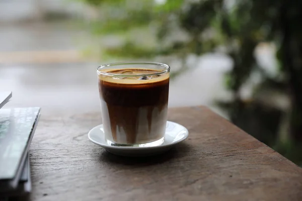 Café glacé latte sur bois dans le café — Photo