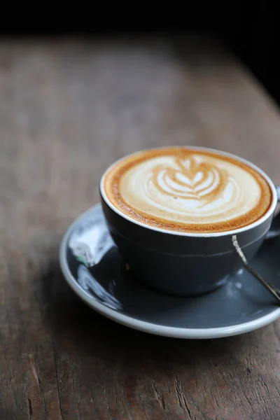 Καπουτσίνο ή Latte καφέ τέχνης από γάλα πάνω στο ξύλινο τραπέζι — Φωτογραφία Αρχείου