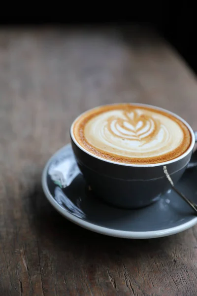 Cappuccino vagy a Latte art kávé készült tejet a fa tábla — Stock Fotó