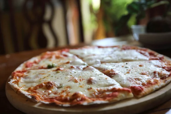 Pizza de pepperoni sobre fondo de madera, comida italiana tradicional — Foto de Stock