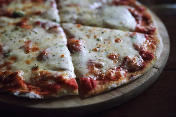 Pizza de pepperoni sobre fondo de madera, comida italiana tradicional — Foto de Stock