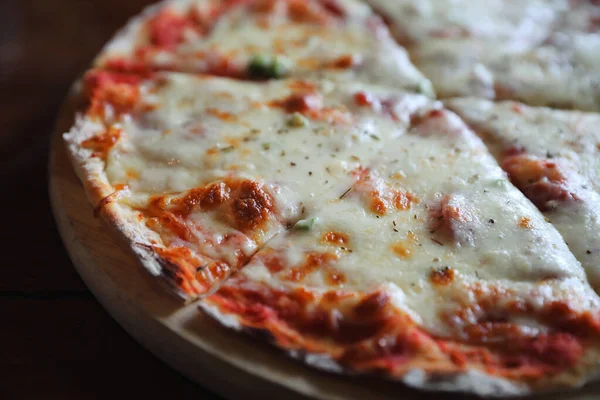 Pepperoni pizza på trä bakgrund, italiensk mat traditionell — Stockfoto