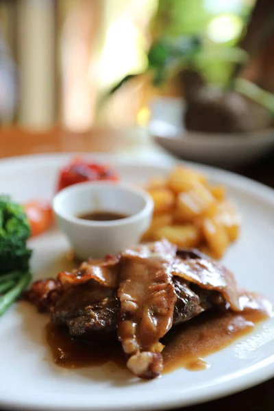 Filet biefstuk met spek erop en aardappelwortel aspa — Stockfoto