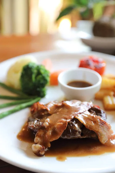 Filet biefstuk met spek erop en aardappelwortel aspa — Stockfoto