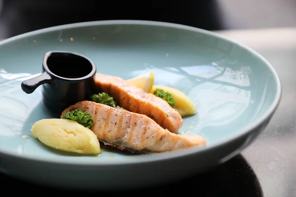 Roasted salmon steak , baked salmon with salad fresh vegetable i — Stock Photo, Image