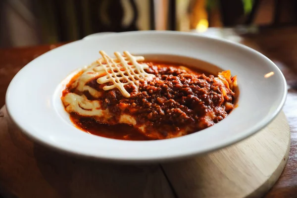Lasagne di carne di manzo fatte in casa su piatto nel ristorante, cucina italiana — Foto Stock