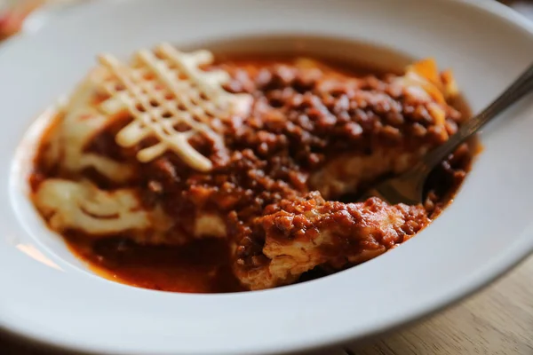 Lasaña casera de carne de res en el plato en el restaurante, comida italiana —  Fotos de Stock