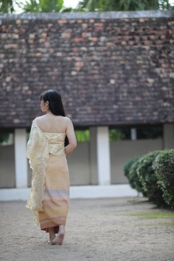 Geleneksel Tayland elbisesiyle yürüyen Taylandlı bir kadının portresi
