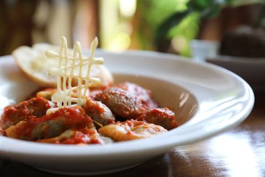 Domates soslu ev yapımı ıspanaklı Ravioli makarnası.