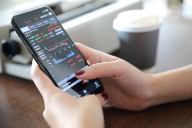 El ile smartphone kafede online stok ticaret 