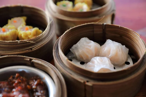 Dim Sum, parní knedlík v dřevěném koši čínská jídla — Stock fotografie