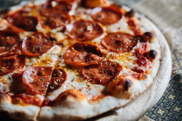 Pizza de pepperoni en plato de madera comida italiana — Foto de Stock