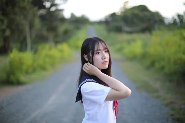 Retrato de ásia japonês escola menina traje olhando para o parque o — Fotografia de Stock