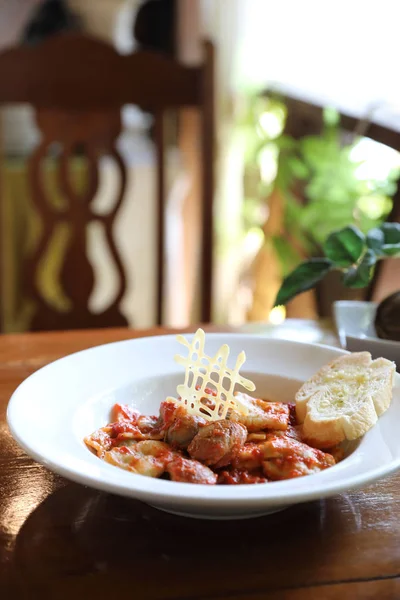 Espinacas caseras Ravioli pasta con salchicha en salsa de tomate en w —  Fotos de Stock