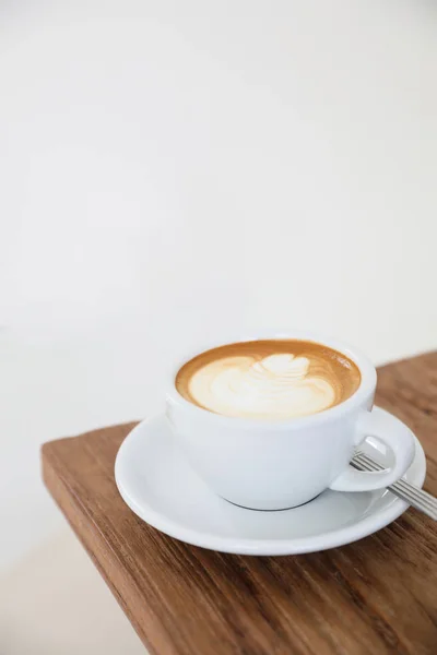 Cappuccino of Latte art koffie gemaakt van melk op de houten tafel — Stockfoto